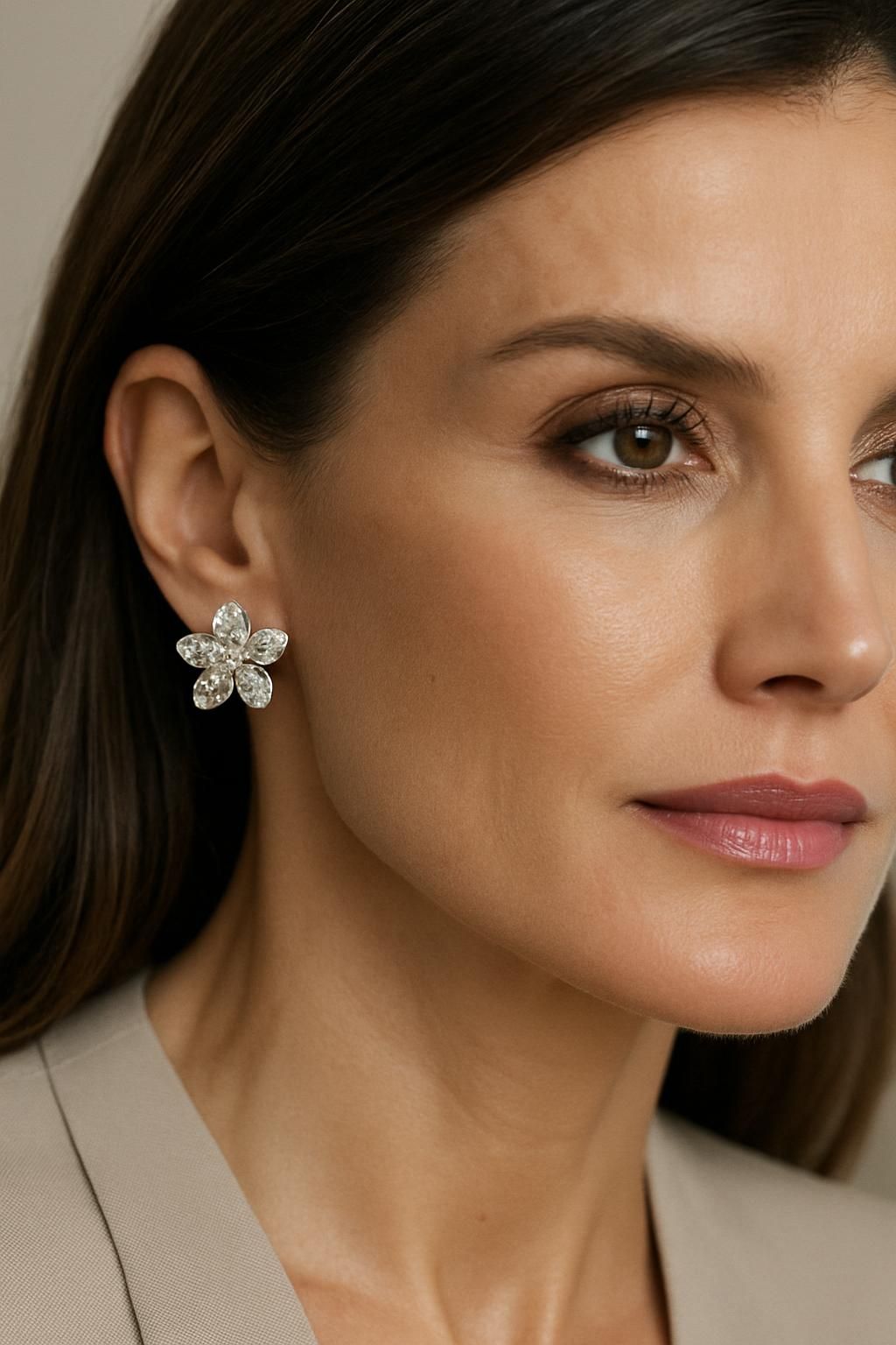 découvrez les élégantes boucles d'oreilles florales, le bijou vedette de la semaine, portées avec style par letizia d’espagne.
